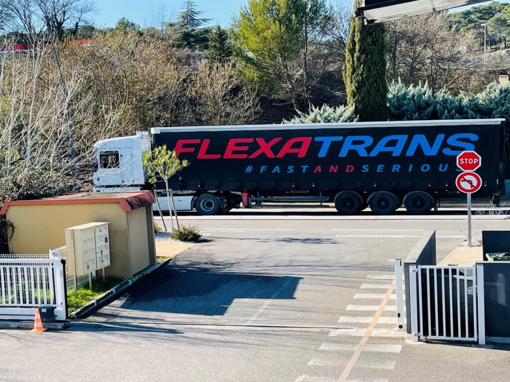 camion Flexatrans sur la route